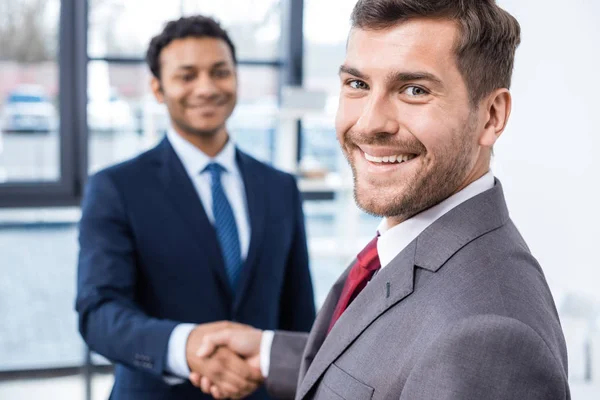 Businessmen shaking hands — Stock Photo