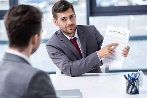 Empresarios discutiendo contrato - foto de stock