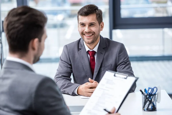 Empresarios en entrevista de trabajo - foto de stock