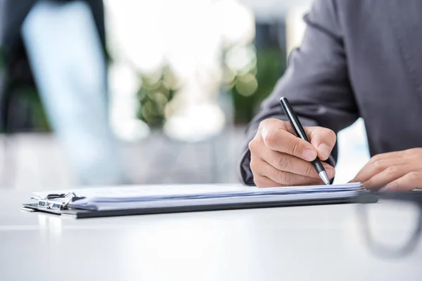 Businessman signing contract — Stock Photo