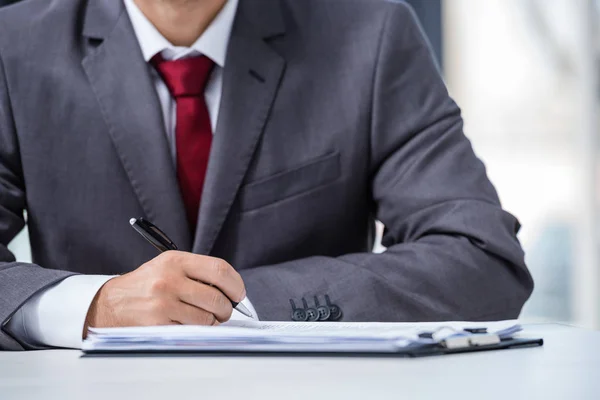 Businessman signing contract — Stock Photo