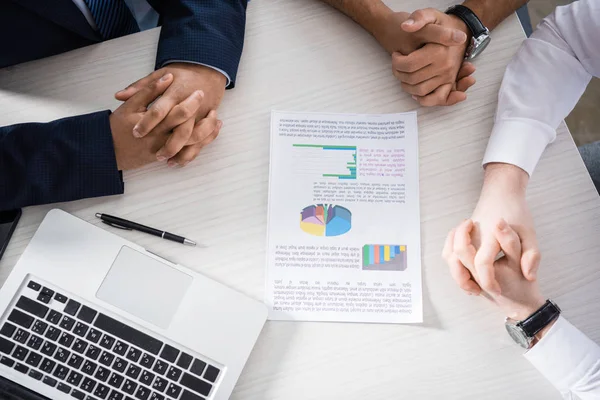 Hombres de negocios discutiendo cartas - foto de stock