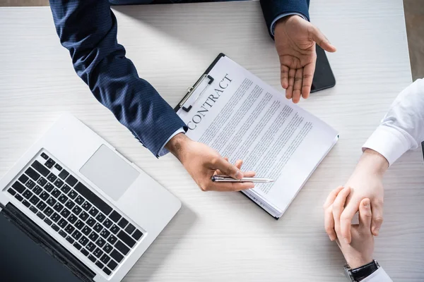 Empresarios discutiendo contrato - foto de stock