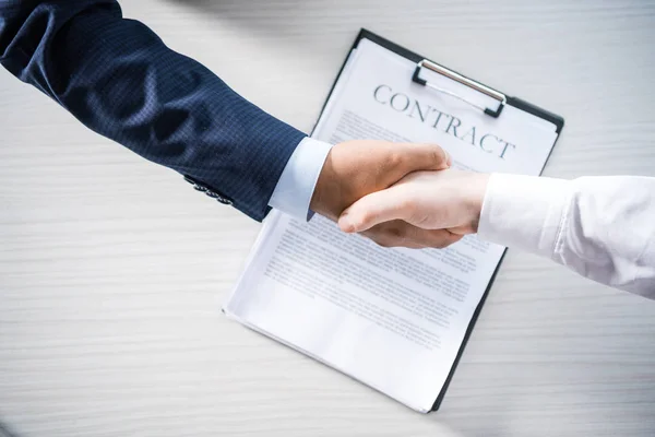 Businessmen shaking hands — Stock Photo