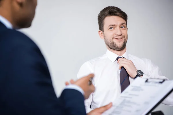 Hombres de negocios que tienen reunión de negocios - foto de stock