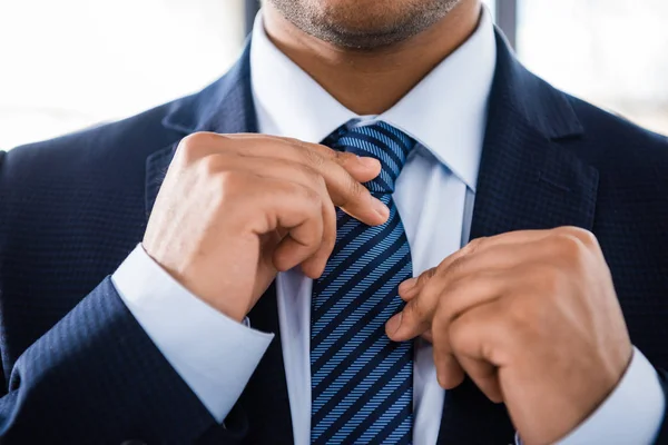 Homme d'affaires attachant cravate — Photo de stock