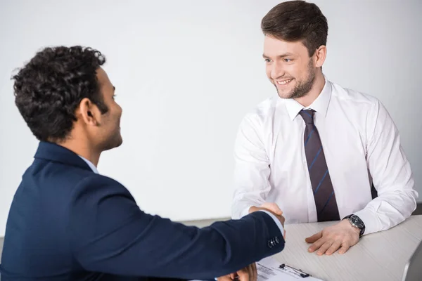 Empresarios dándose la mano - foto de stock