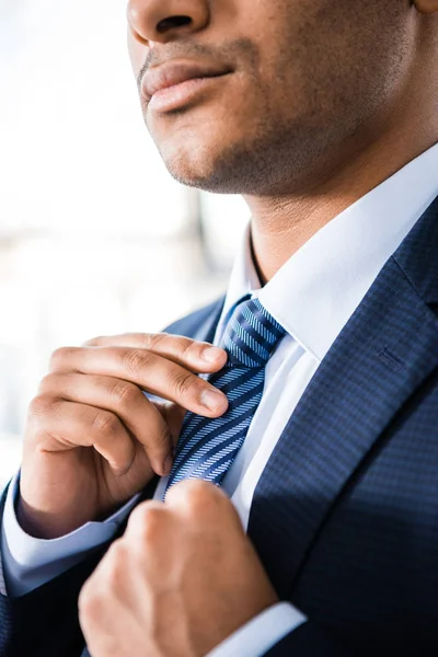 Homme d'affaires attachant cravate — Photo de stock