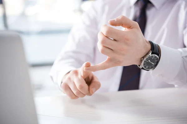 Geschäftsmann zählt an den Fingern — Stockfoto