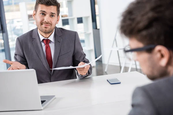 Jefe y hombre de negocios en la reunión - foto de stock