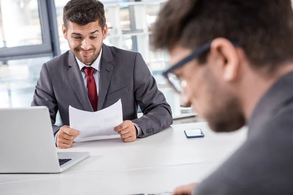 Jefe y hombre de negocios en la reunión - foto de stock