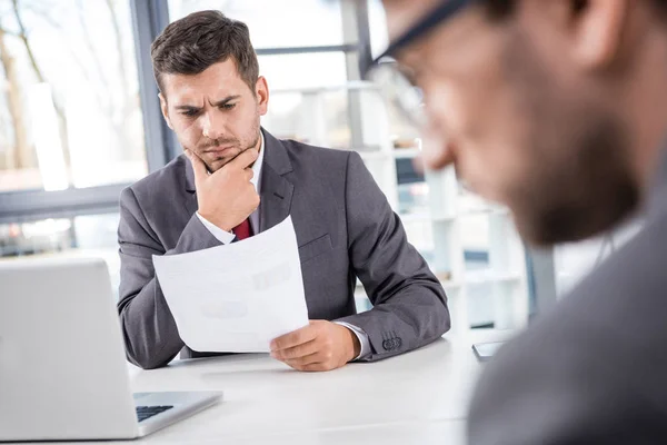 2 jefe y empresario en la reunión - foto de stock