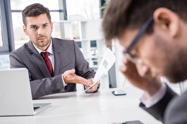 Jefe y hombre de negocios en la reunión - foto de stock