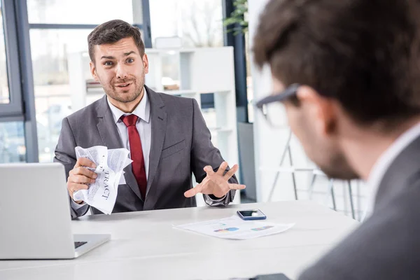 Jefe y hombre de negocios en la reunión - foto de stock