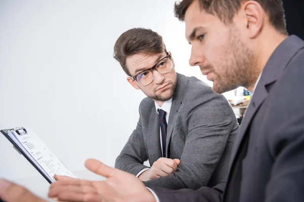 Hombres de negocios exitosos en reunión - foto de stock