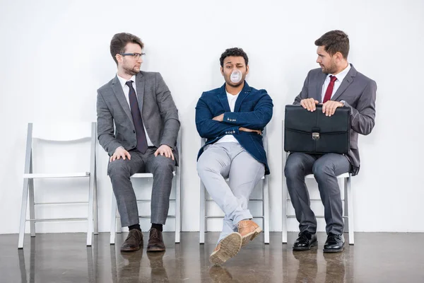 Empresários sentados em cadeiras — Fotografia de Stock