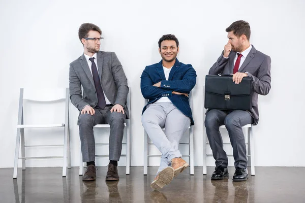 Empresarios sentados en sillas - foto de stock