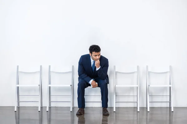 Empresário sentado na cadeira — Fotografia de Stock