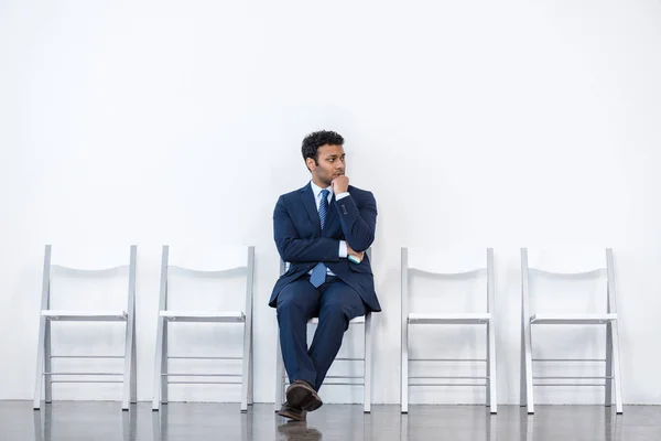 Hombre de negocios sentado en la silla — Stock Photo