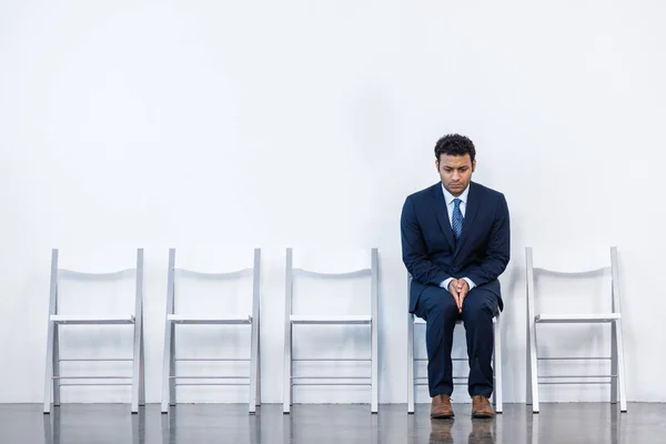 Hombre de negocios sentado en la silla - foto de stock