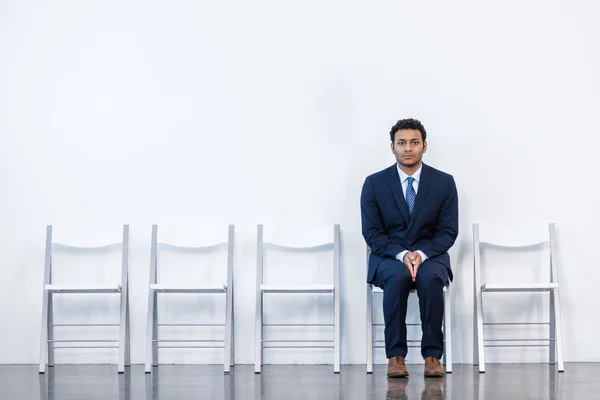 Uomo d'affari seduto sulla sedia — Foto stock