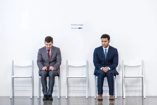 Empresários sentados em cadeiras — Fotografia de Stock