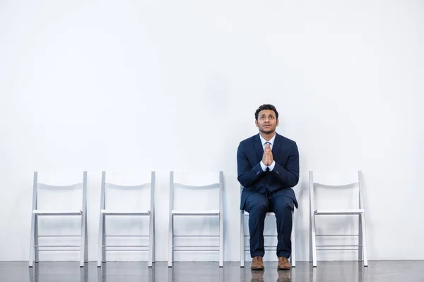 Hombre de negocios sentado en la silla - foto de stock