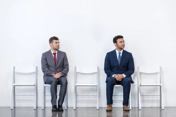 Geschäftsleute sitzen auf Stühlen — Stock Photo
