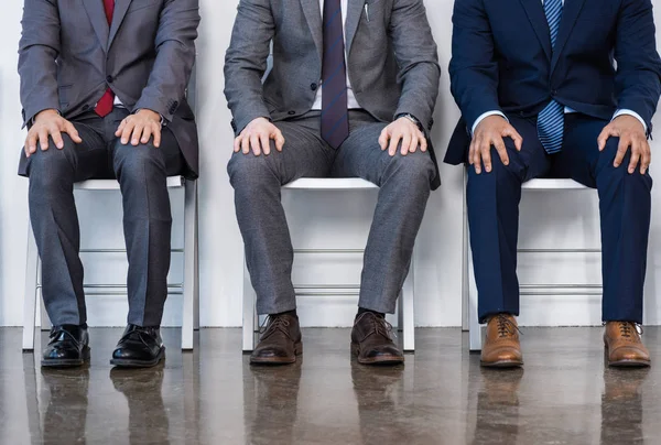 Hommes d'affaires assis sur des chaises — Photo de stock