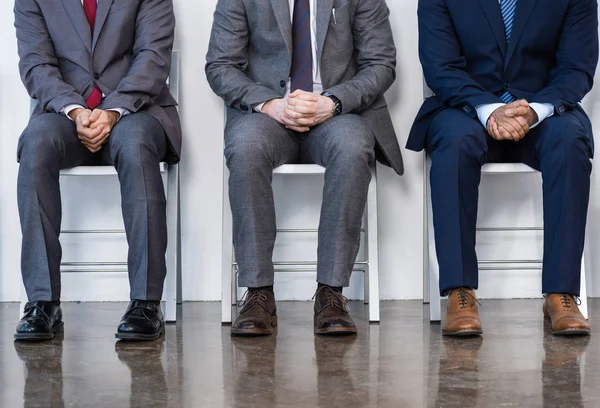 Geschäftsleute sitzen auf Stühlen — Stockfoto