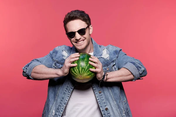 Homem casual segurando melancia — Fotografia de Stock