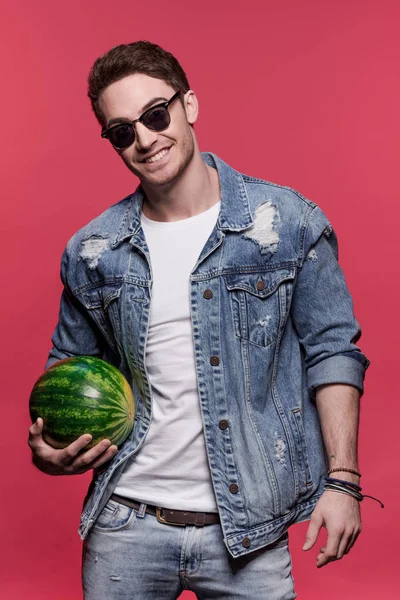 Lässiger Mann mit Wassermelone — Stockfoto