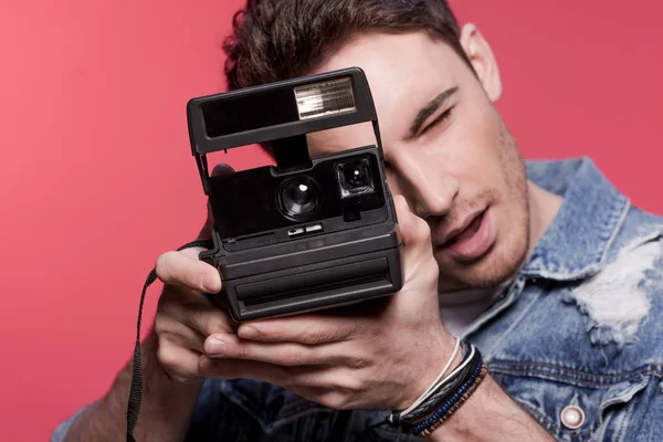 Casual man using vintage camera — Stock Photo