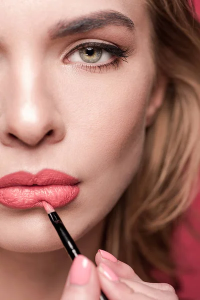 Frau beim Make-up mit Lippenbürste — Stockfoto