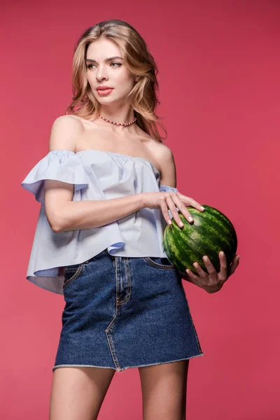 Schöne Frau mit Wassermelone — Stockfoto