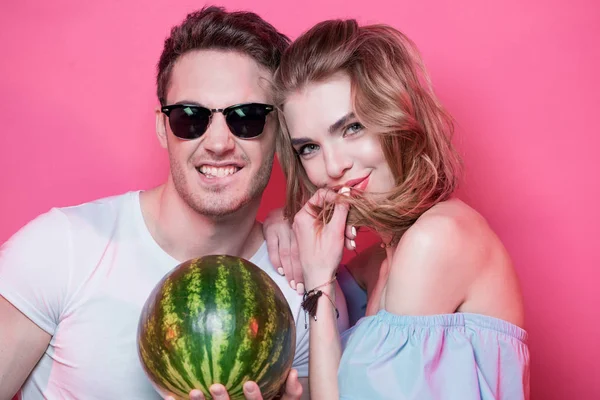 Jeune couple avec pastèque — Photo de stock