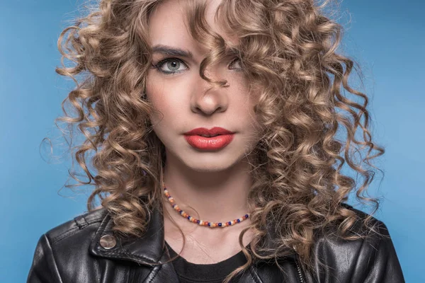 Magnifique jeune femme — Photo de stock