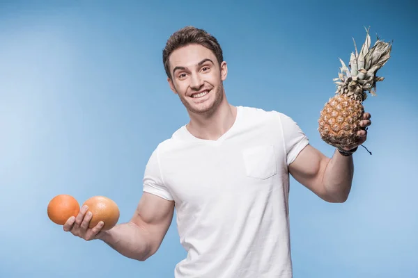 Молодой человек с фруктами — стоковое фото