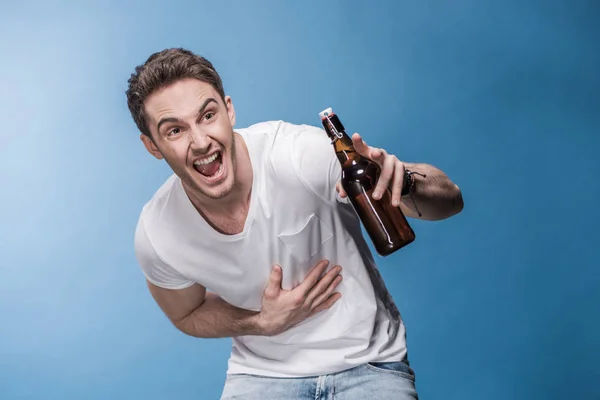 Junger Mann mit Bier — Stockfoto