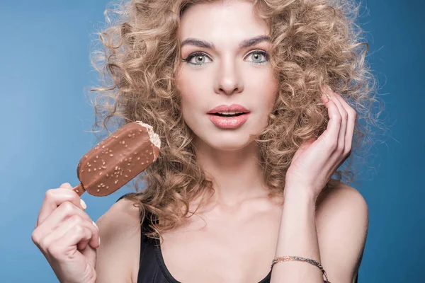 Jeune femme avec crème glacée — Photo de stock