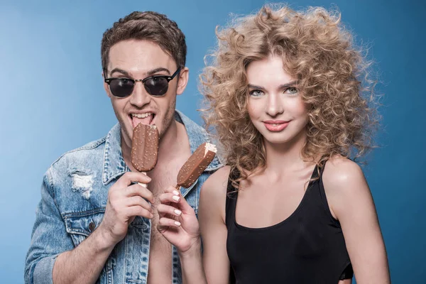 Couple eating ice cream — Stock Photo