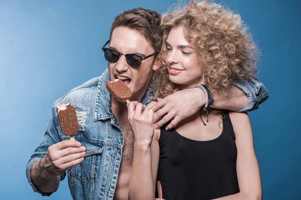 Hombre comiendo helado - foto de stock