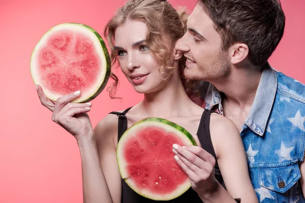 Frau hält Wassermelonenstücke in der Hand — Stockfoto