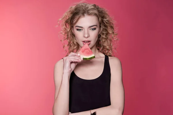 Frau hält frische Wassermelone in der Hand — Stockfoto