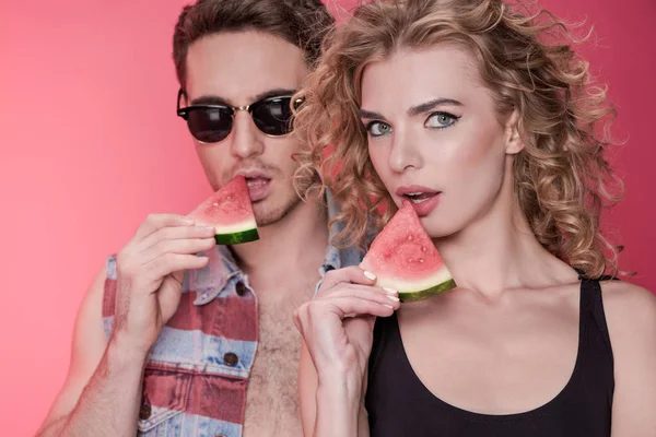 Paar isst frische Wassermelone — Stockfoto