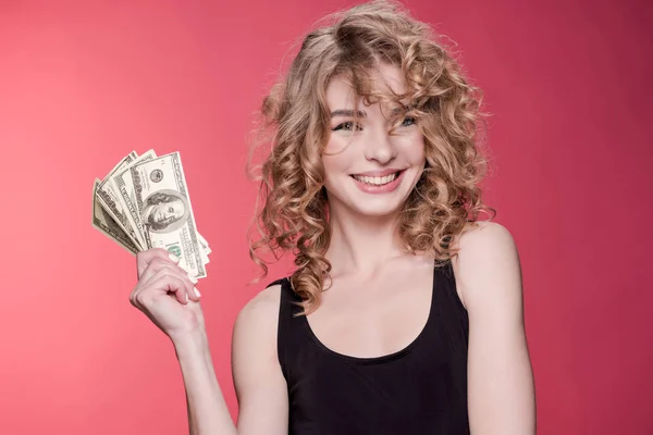 Frau im Besitz von Dollars — Stockfoto