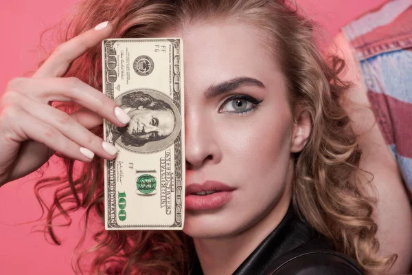 Mujer cubriendo la cara con dólar - foto de stock