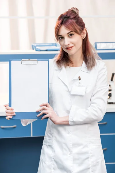 Cientista em laboratório químico — Fotografia de Stock