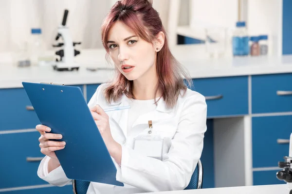 Scientifique en laboratoire chimique — Photo de stock