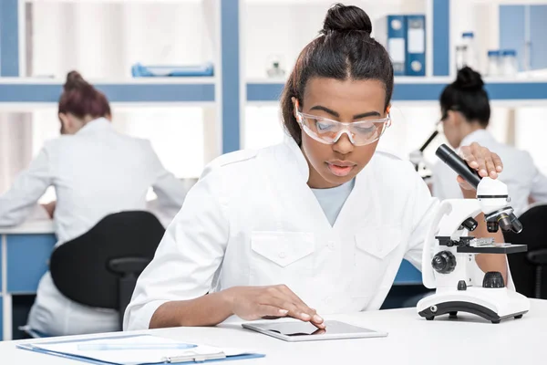 Cientista que trabalha em laboratório químico — Fotografia de Stock